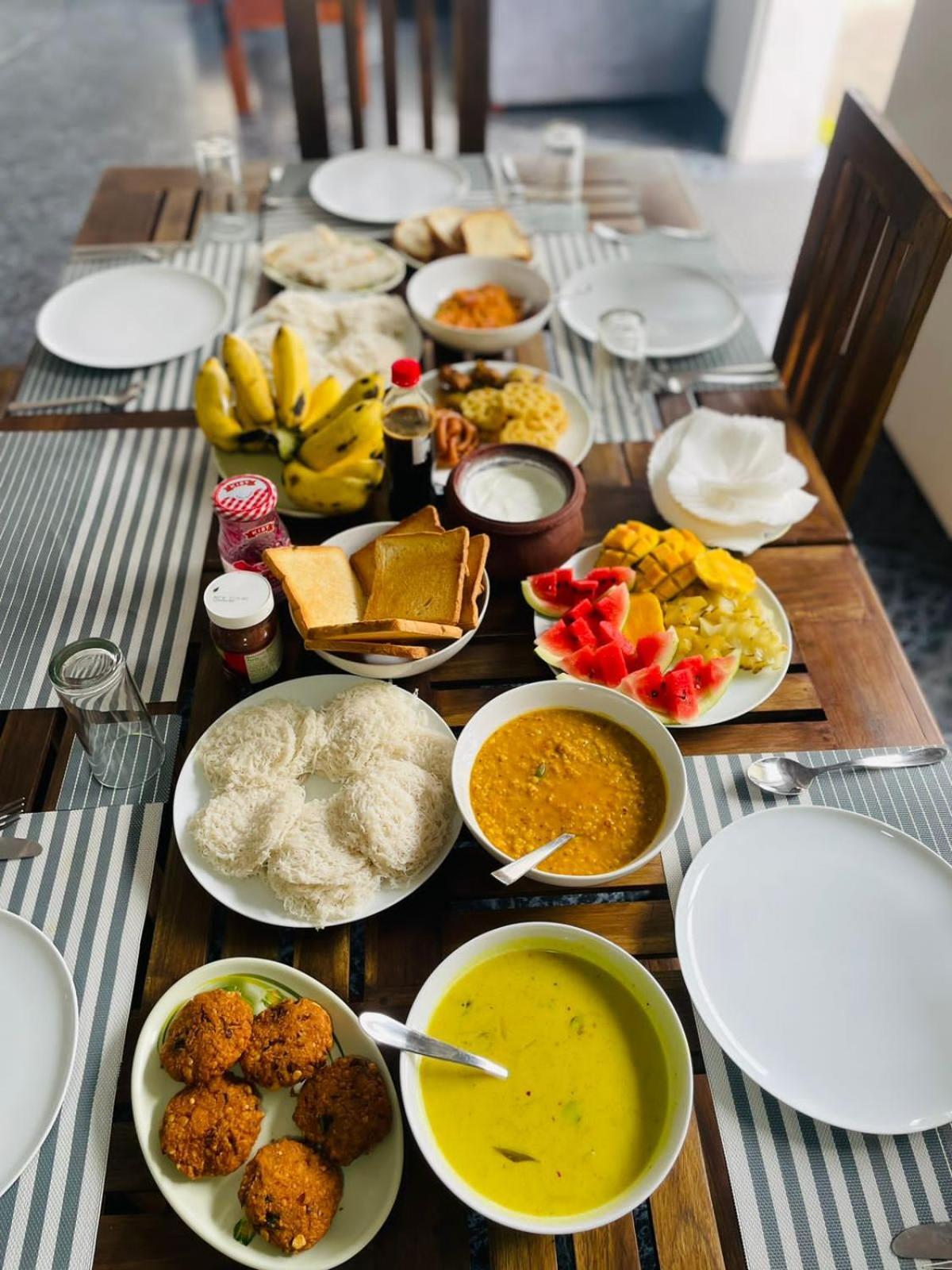 The Lake Round Guest House Канді Екстер'єр фото